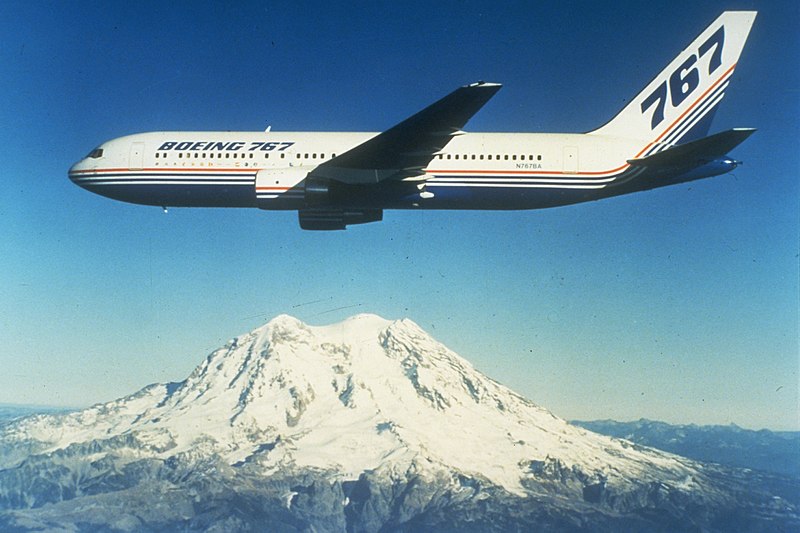 800px-Boeing_767_over_Mount_Rainier,_circa_1980s.jpg