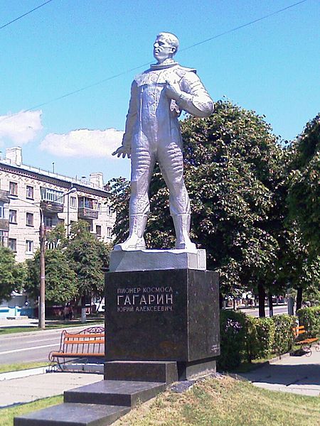 Памятник_Гагарину_(Чебоксары)2.jpg