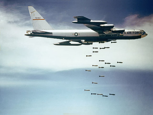 640px-Boeing_B-52_dropping_bombs.jpg