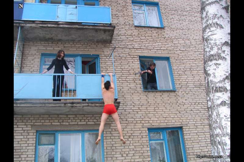 Любовник - это любимый мужчина, которого кормить и обстирыва.