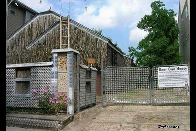 Could house. Забор из пивных банок. Дом из пивных банок. Крыша дома из пивных банок.