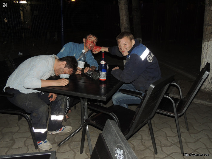 Пьяные участники сво. Алкаши несут пьяного товарища. Фото двух товарищей пьяных.
