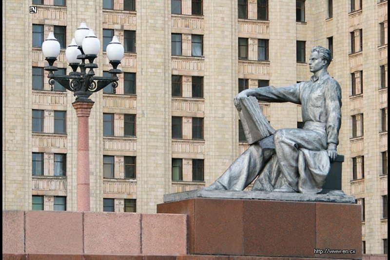 Памятник науке. Памятники у МГУ В Москве. Памятник студенту в Москве МГУ. Студентам МГУ скульптора Мухиной. Скульптура наука Мухиной у здания МГУ.