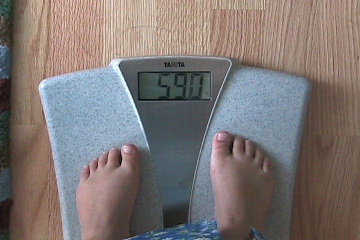 Почему весы показывают разный вес при повторном. Весы с цифрами. Весы 60 кг. Весы 59 кг. Весы ноги.